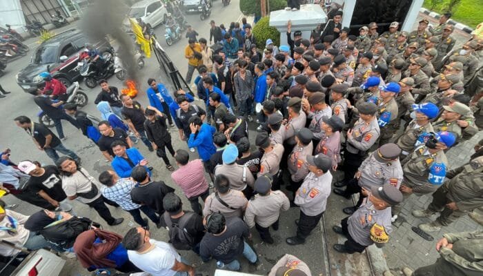 Aksi PMII Berujung Ricuh, Mahasiswa Tuntut Pembangunan Lebih Adil