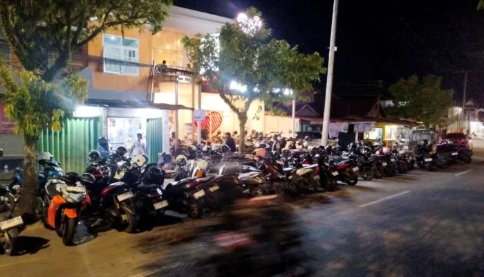 Parkir Warung Kopi di Tanjung Laut Dikeluhkan Warga, Akses Jalan Terganggu