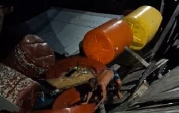 Fasilitas Sampah Ambruk, Diduga Akubat Tiang Lapuk