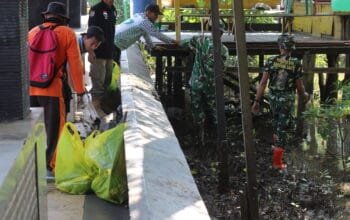 Lewat TMMD, TNI dan Warga Bontang Kuala Bersihkan Sungai dan Kawasan Wisata