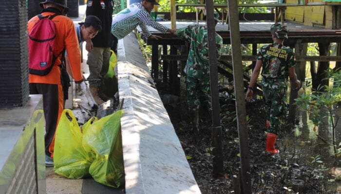 Lewat TMMD, TNI dan Warga Bontang Kuala Bersihkan Sungai dan Kawasan Wisata