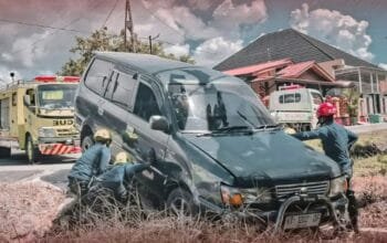 Lupa Tarik Rem Tangan, Mobil Terjun ke Parit di Satimpo