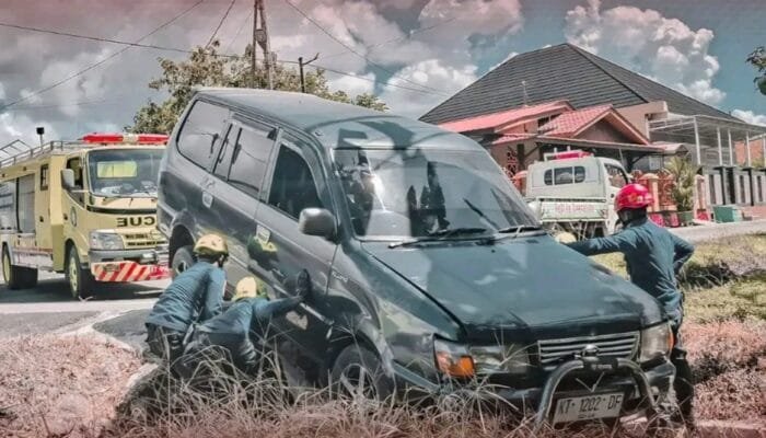 Lupa Tarik Rem Tangan, Mobil Terjun ke Parit di Satimpo