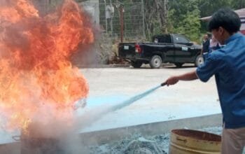 Disdamkartan Bontang Bekali Karyawan KOPKAR PKT Teknik Pemadaman Api