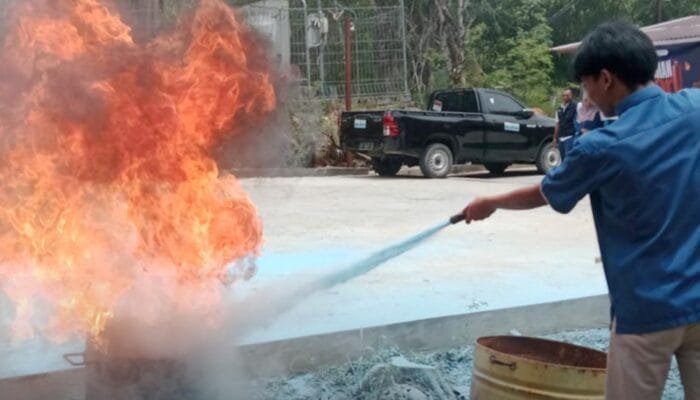 Disdamkartan Bontang Bekali Karyawan KOPKAR PKT Teknik Pemadaman Api