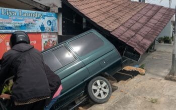 Mobil Oleng Tabrak Barbershop di HOP, Pengemudi Siap Tanggung Kerugian