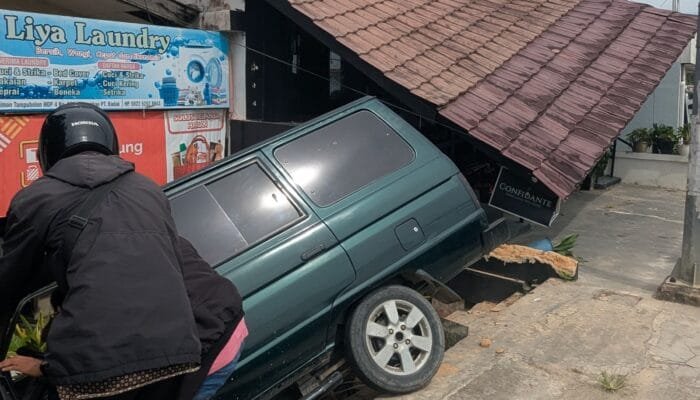 Mobil Oleng Tabrak Barbershop di HOP, Pengemudi Siap Tanggung Kerugian