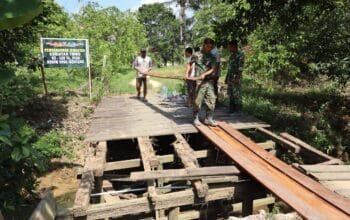 Jembatan Masdarling Diperbaiki, TNI dan Warga Gunung Telihan Gotong Royong
