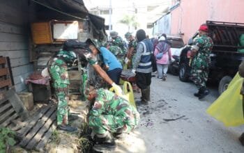 TNI dan Warga Gotong Royong Bersihkan Pasar Rawa Indah