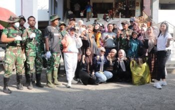 Cuaca Panas Tak Halangi TNI dan Warga Selesaikan Target TMMD