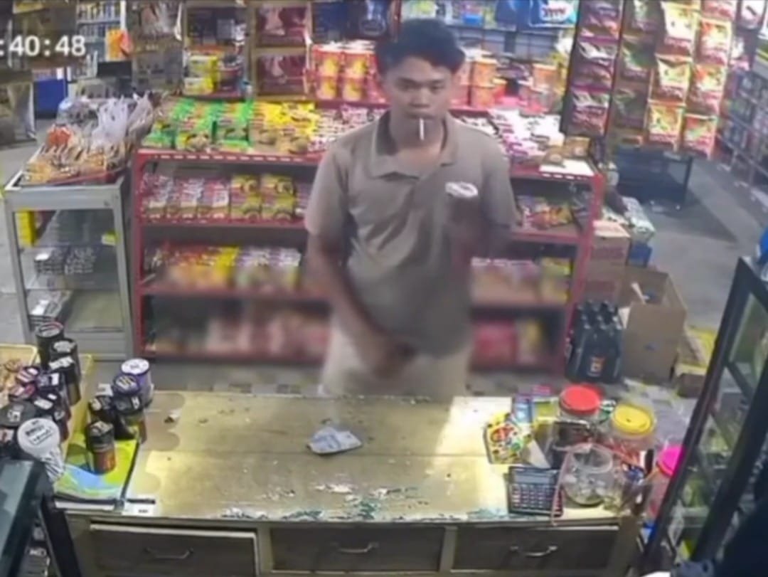 Pria ini lakukan aksi tak ini lakukan aksi tak senonoh di sebuah toko di Sengkang, Kabupaten Wajo. (FOTO: int)