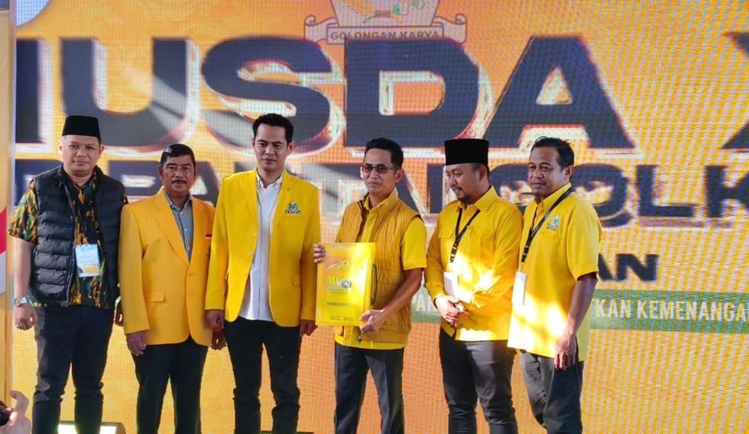 Rahmad Mas’ud terima SK partai, setelah kembali dipercaya memimpin Dewan Pimpinan Daerah (DPD) II Partai Golkar Kota Balikpapan periode 2026-2031, Kamis (26/2/2026). (Foto: Han/NIUS.id)