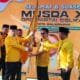 Ketua DPD II Partai Golkar Kota Balikpapan, Rahmad Mas’ud, menerima pataka dari Ketua DPD I Partai Golkar Kaltim, Rudy Mas’ud usai terpilih kembali, Kamis (26/2/2026). (FOTO: Han)