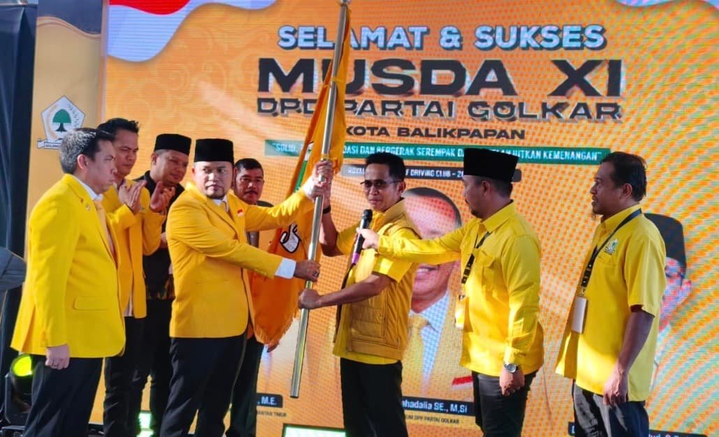 Ketua DPD II Partai Golkar Kota Balikpapan, Rahmad Mas’ud, menerima pataka dari Ketua DPD I Partai Golkar Kaltim, Rudy Mas’ud usai terpilih kembali, Kamis (26/2/2026). (FOTO: Han)