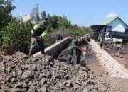 Satgas TMMD dan Warga Gotong Royong Bangun Jalan di Bontang Kuala