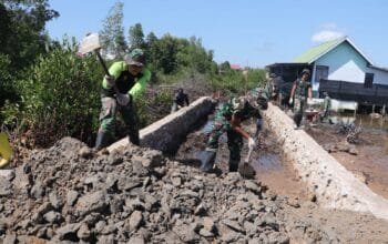 Satgas TMMD dan Warga Gotong Royong Bangun Jalan di Bontang Kuala