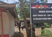 Satgas TMMD dan Warga Gotong Royong Cat Rumah di Anggana