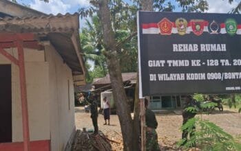 Satgas TMMD dan Warga Gotong Royong Cat Rumah di Anggana