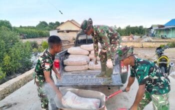 Gotong Royong TNI dan Warga Percepat Pengerjaan Jalan TMMD di Bontang Kuala