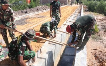 Pemasangan Bekisting Jadi Tahap Penting Pembangunan Jalan TMMD di Bontang Kuala