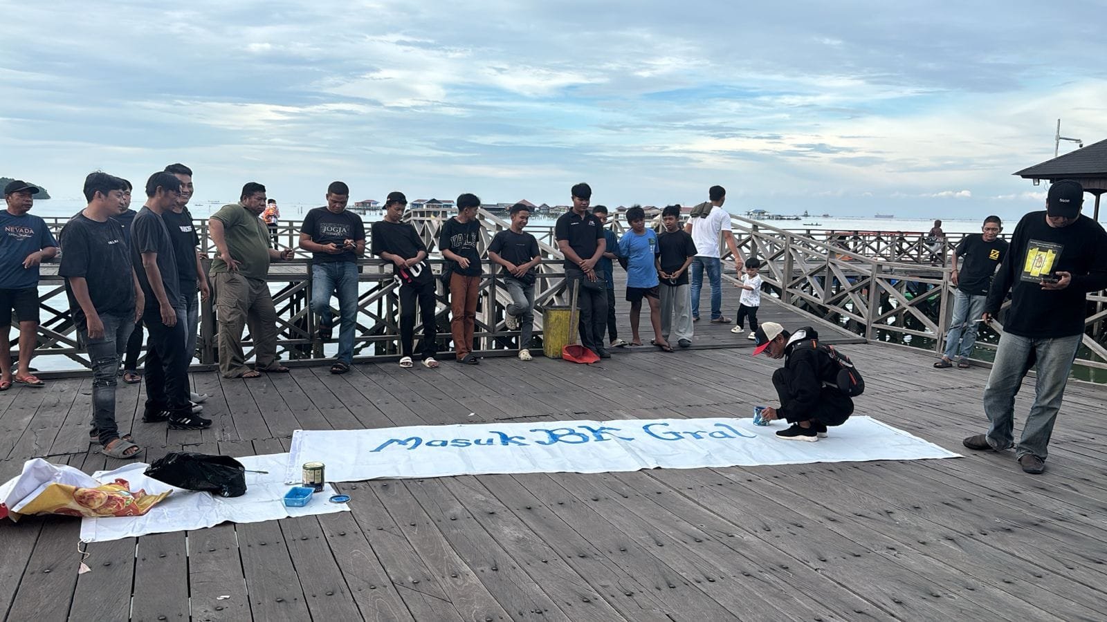 Bentuk protes warga Bontang Kuala, para pemuda buat spanduk "Masuk BK Gratis". (FOTO: Aji/NIUS.id)