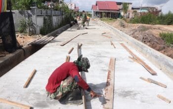 Gotong Royong TNI dan Warga, Cor Jalan Segmen 4 TMMD Bontang Selesai