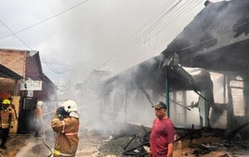 Diduga Korsleting Listrik, Rumah di Bontang Baru Ludes Dilahap Si Jago Merah