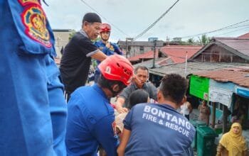 Petugas Evakuasi Perempuan ODGJ yang Mengamuk di Atas Atap Rumah
