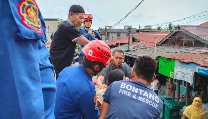 Petugas Evakuasi Perempuan ODGJ yang Mengamuk di Atas Atap Rumah