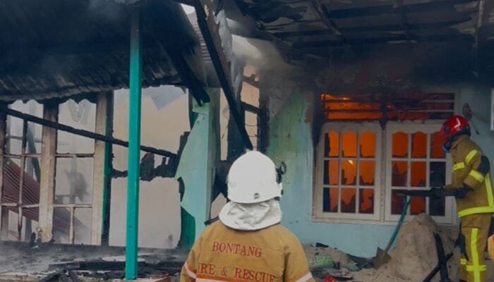 Rumah di Bontang Baru Terbakar, Tukang Nyaris Terjebak Kobaran Api