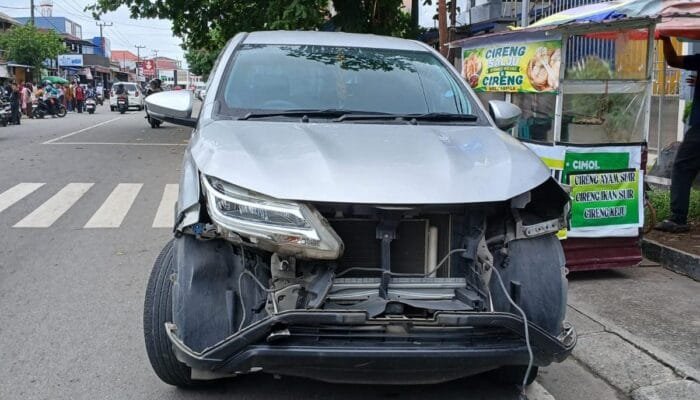 Tabrak Mobil Putar Balik di Depan SMPN 2 Bontang, Tiga Pelajar Terluka Parah