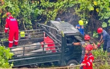 Medan Terjal, Tim Rescue Damkar Bontang Berhasil Evakuasi Kendaraan Kecelakaan