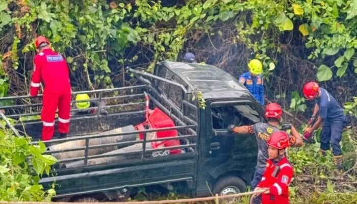 Medan Terjal, Tim Rescue Damkar Bontang Berhasil Evakuasi Kendaraan Kecelakaan