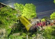 Truk Mundur di Tanjakan Stitek, Warga Ramai-Ramai Ambil Minyak yang Tumpah