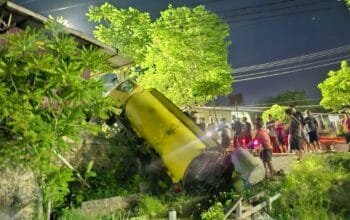 Truk Mundur di Tanjakan Stitek, Warga Ramai-Ramai Ambil Minyak yang Tumpah