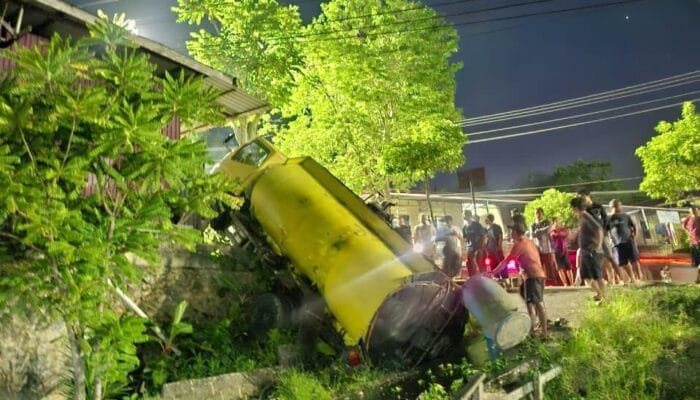 Truk Mundur di Tanjakan Stitek, Warga Ramai-Ramai Ambil Minyak yang Tumpah