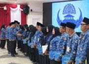 Wakil Wali Kota Balikpapan Bagus Susetyo menyapa ASN purnatugas usai penyerahan hak pensiun. (FOTO: SR/NIUS.id)