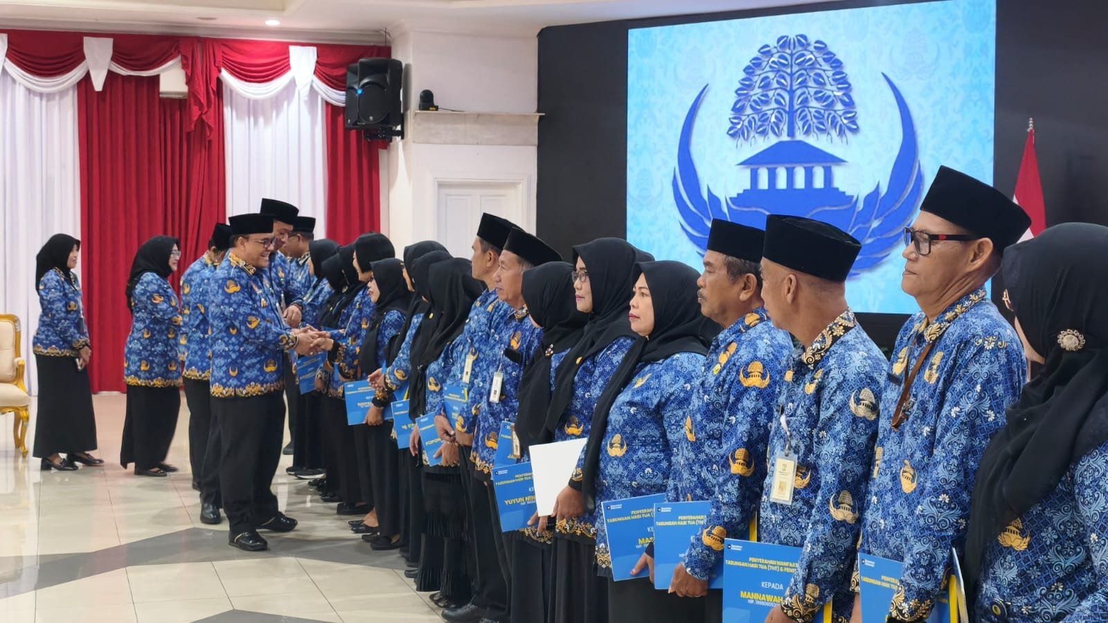 Wakil Wali Kota Balikpapan Bagus Susetyo menyapa ASN purnatugas usai penyerahan hak pensiun. (FOTO: SR/NIUS.id)