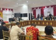Wali Kota Balikpapan Rahmad Mas’ud menanggapi aspirasi mahasiswa dalam audiensi bersama Aliansi Balikpapan Bergerak di Aula Balai Kota Balikpapan. (Syahrul/Nius.id)