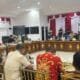 Wali Kota Balikpapan Rahmad Mas’ud menanggapi aspirasi mahasiswa dalam audiensi bersama Aliansi Balikpapan Bergerak di Aula Balai Kota Balikpapan. (Syahrul/Nius.id)