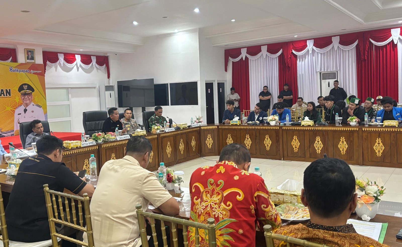 Wali Kota Balikpapan Rahmad Mas’ud menanggapi aspirasi mahasiswa dalam audiensi bersama Aliansi Balikpapan Bergerak di Aula Balai Kota Balikpapan. (Syahrul/Nius.id)