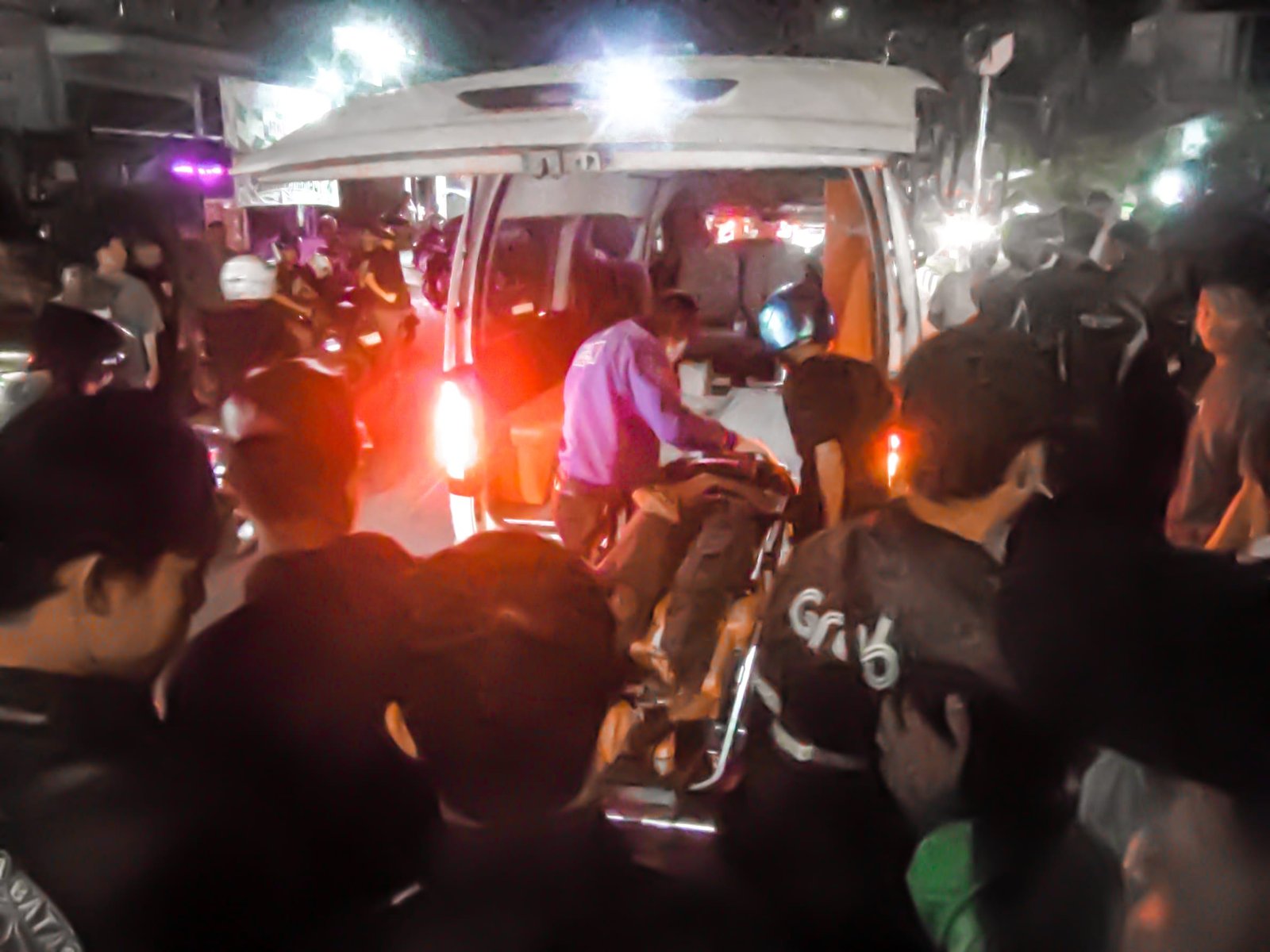 Korban kecelakaan di simpang 4 Rigomasi dilarikan ke rumah sakit terdekat.