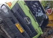 Truk Bermuatan Besi Terguling di Balikpapan, Dua Toko Safety Rusak Tertimpa