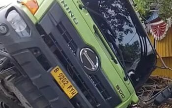 Truk Bermuatan Besi Terguling di Balikpapan, Dua Toko Safety Rusak Tertimpa