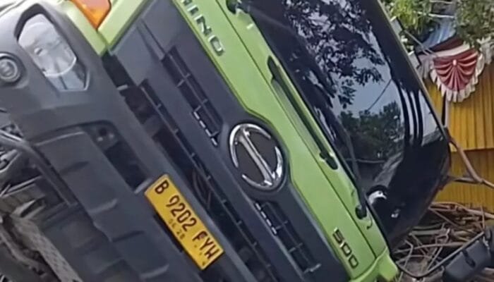 Truk Bermuatan Besi Terguling di Balikpapan, Dua Toko Safety Rusak Tertimpa