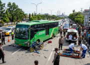 Bus Karyawan dan Motor Tabrakan di Bontang, Dua Korban Masih Belum Sadarkan Diri