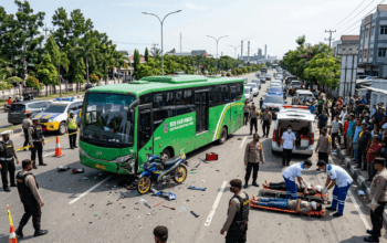 Bus Karyawan dan Motor Tabrakan di Bontang, Dua Korban Masih Belum Sadarkan Diri