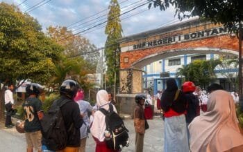 Pertama Sekolah