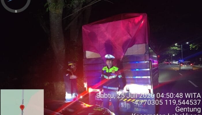 Blue Light Subuh di Jalan Poros Pangkep–Pare, Polisi Ingatkan Bahaya Parkir di Bahu Jalan