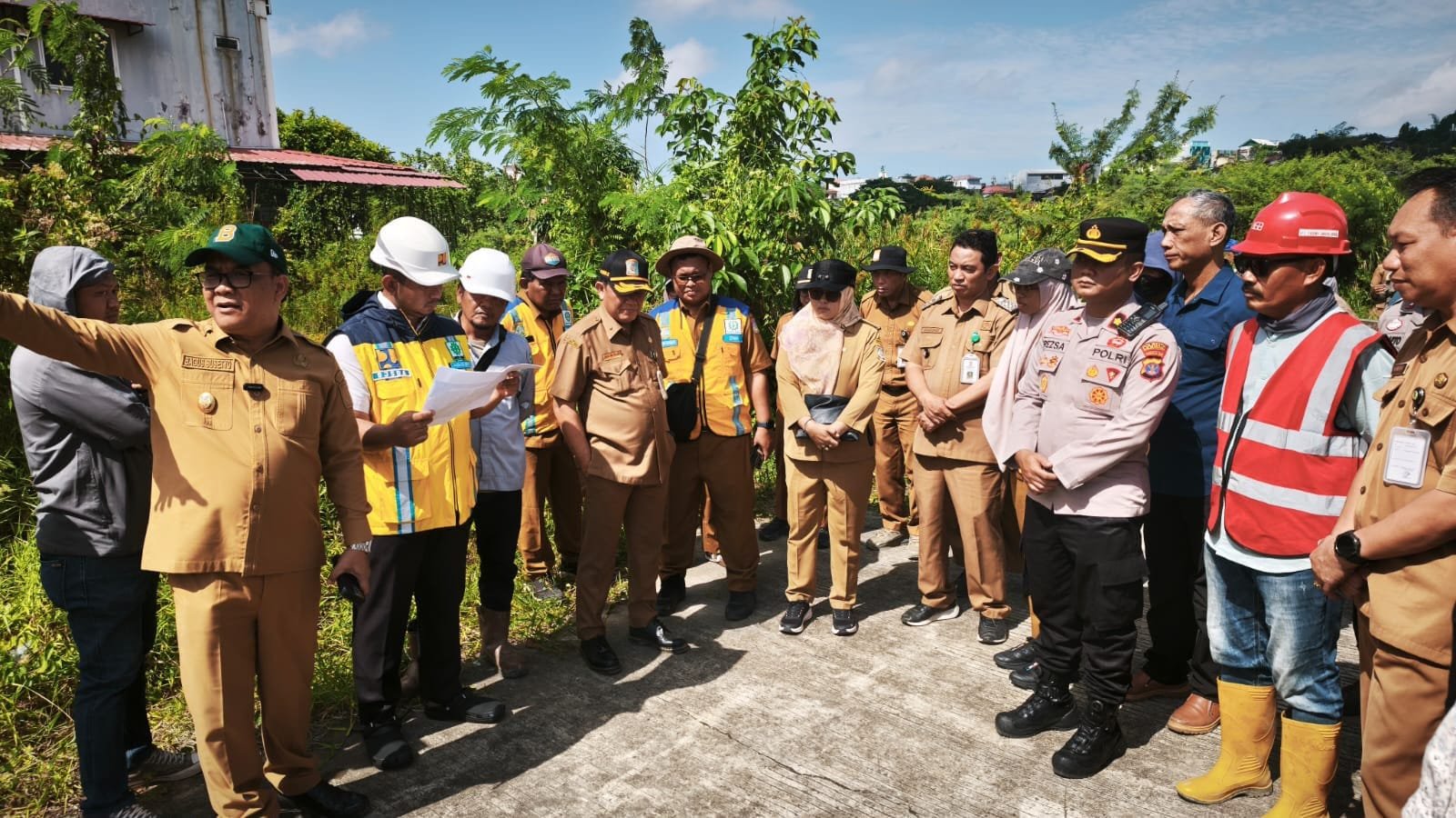 Wakil Wali Kota Balikpapan Bagus Susetyo meninjau progres pembangunan kolam retensi di DAS Ampal. (FOTO: SR/NIUS.id)